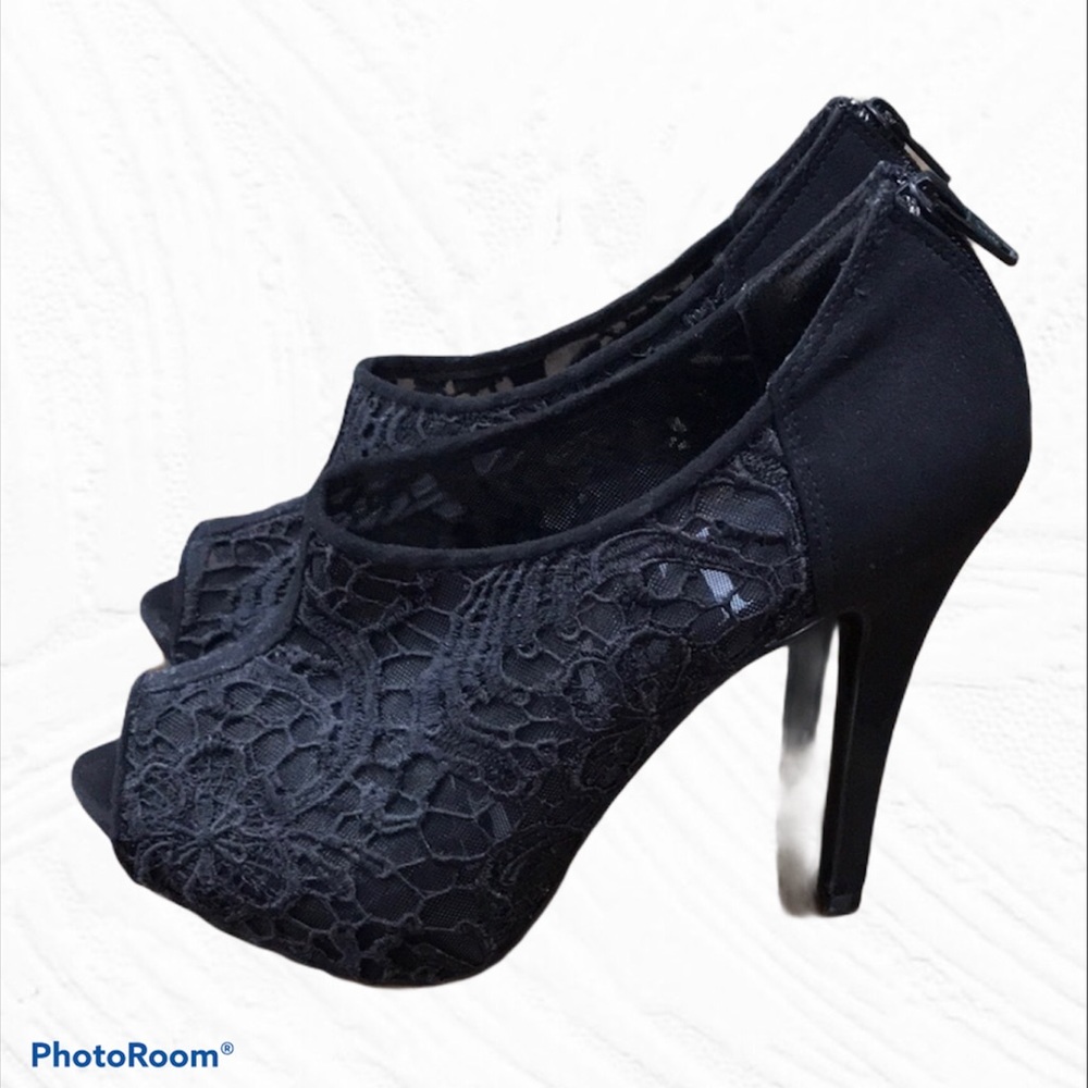 Women’s sz 8 Elle peep toe black lace suede heels